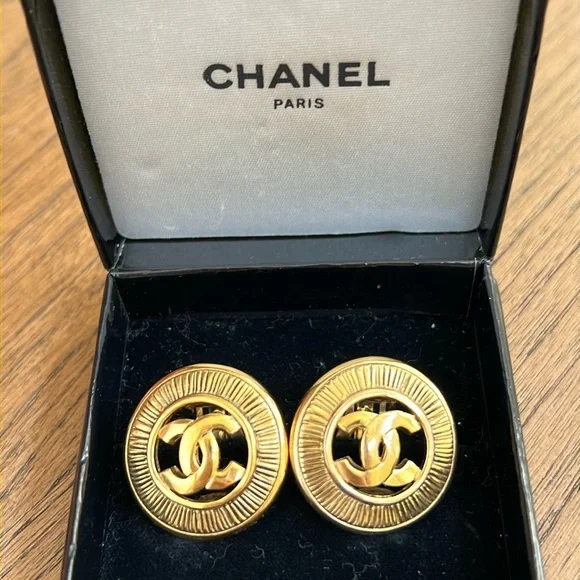 CHANEL Vintage Gold Earrings - Picture 2 of 8